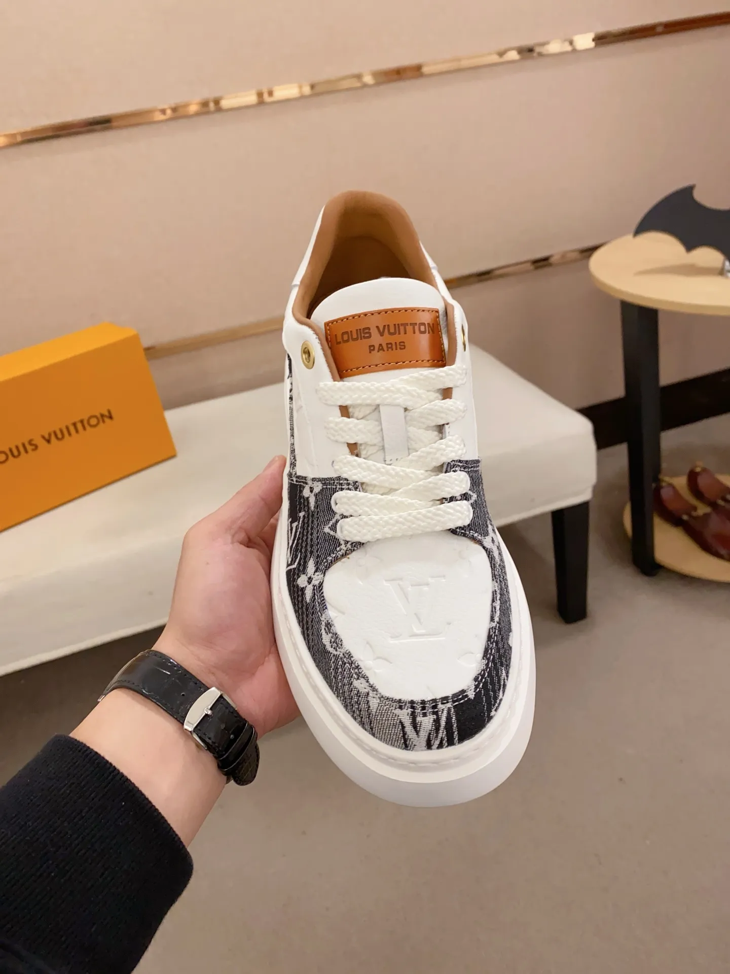 Factory price: 480💰🎉🎉LV~Louis Vuitton trendy men's shoes, new shipments, latest matching, same style as the official website, super high quality, best-selling season [strong][strong][strong]Selected first-layer cowhide, comfortable cowhide lining, original last, comfortable on the feet, wear-resistant rubber outsole, size: 38-44.